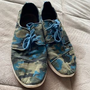 Men’s Tom’s camouflage shoes size 12